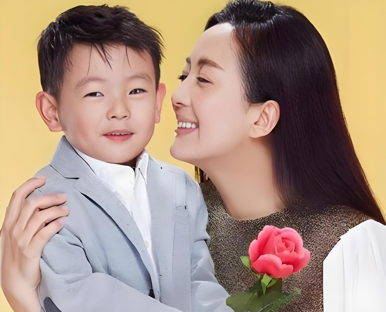 50岁杨童舒再爆红:从“童年阴影”到“清醒女神”,她给内娱上了一课!