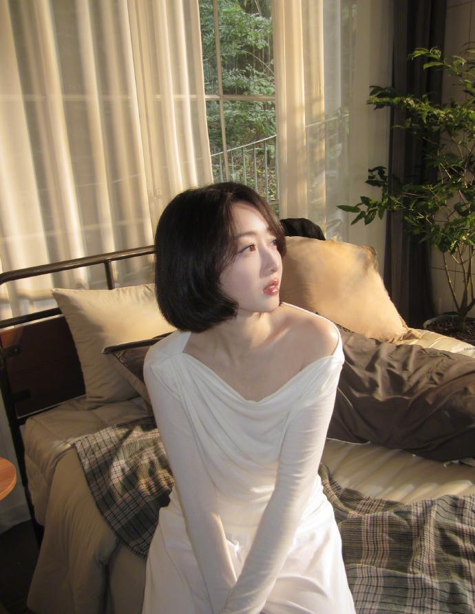 蒋梦婕是天菜吗?这套着装用冰清玉洁形容不过分吧!