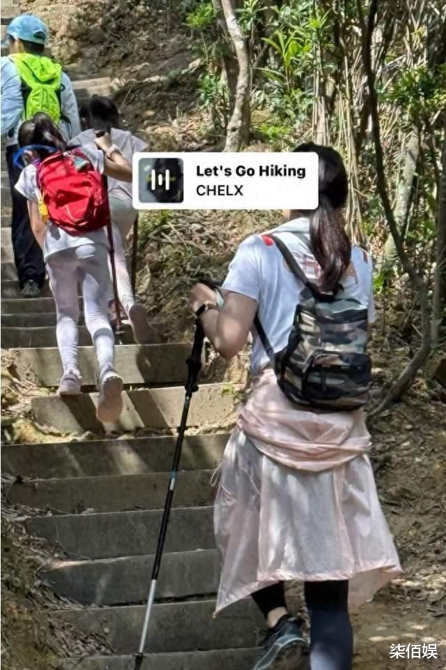 郭晶晶一家五口步行逛街，小女儿穿着鲜艳长发如瀑，颜值超越妈妈