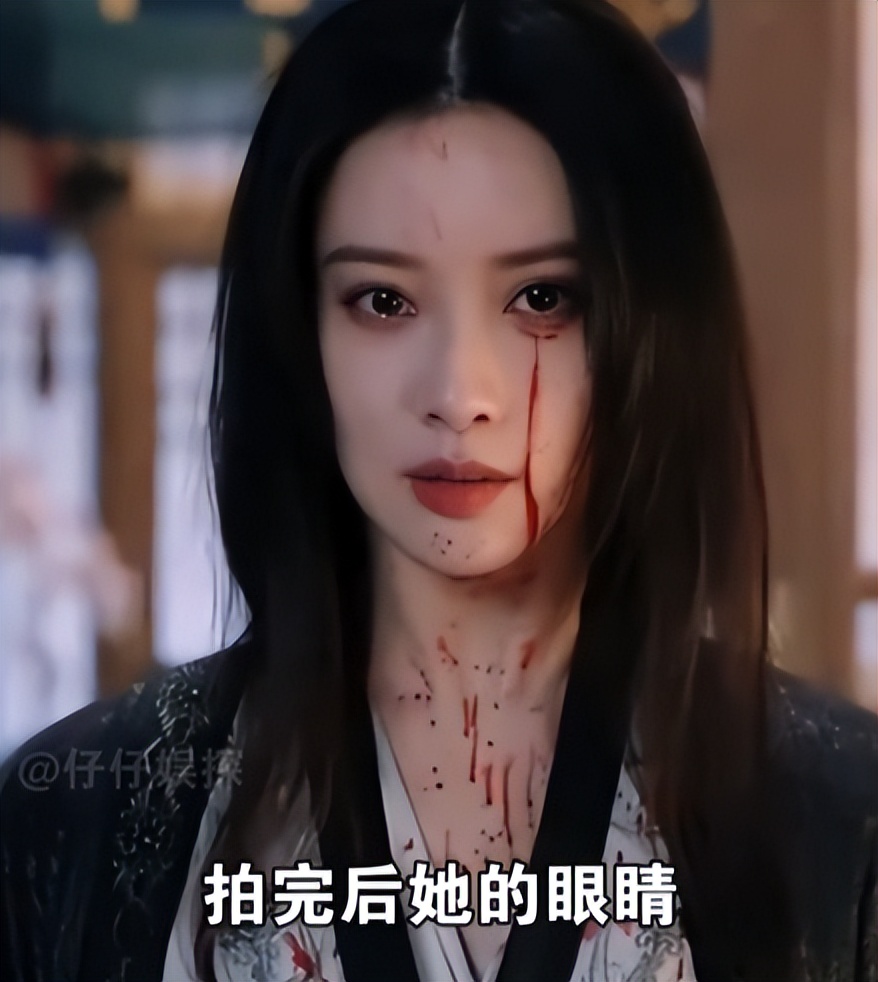 突发！孟子义拍戏被人拽倒，起身后不怒反笑，难怪她能红这么久