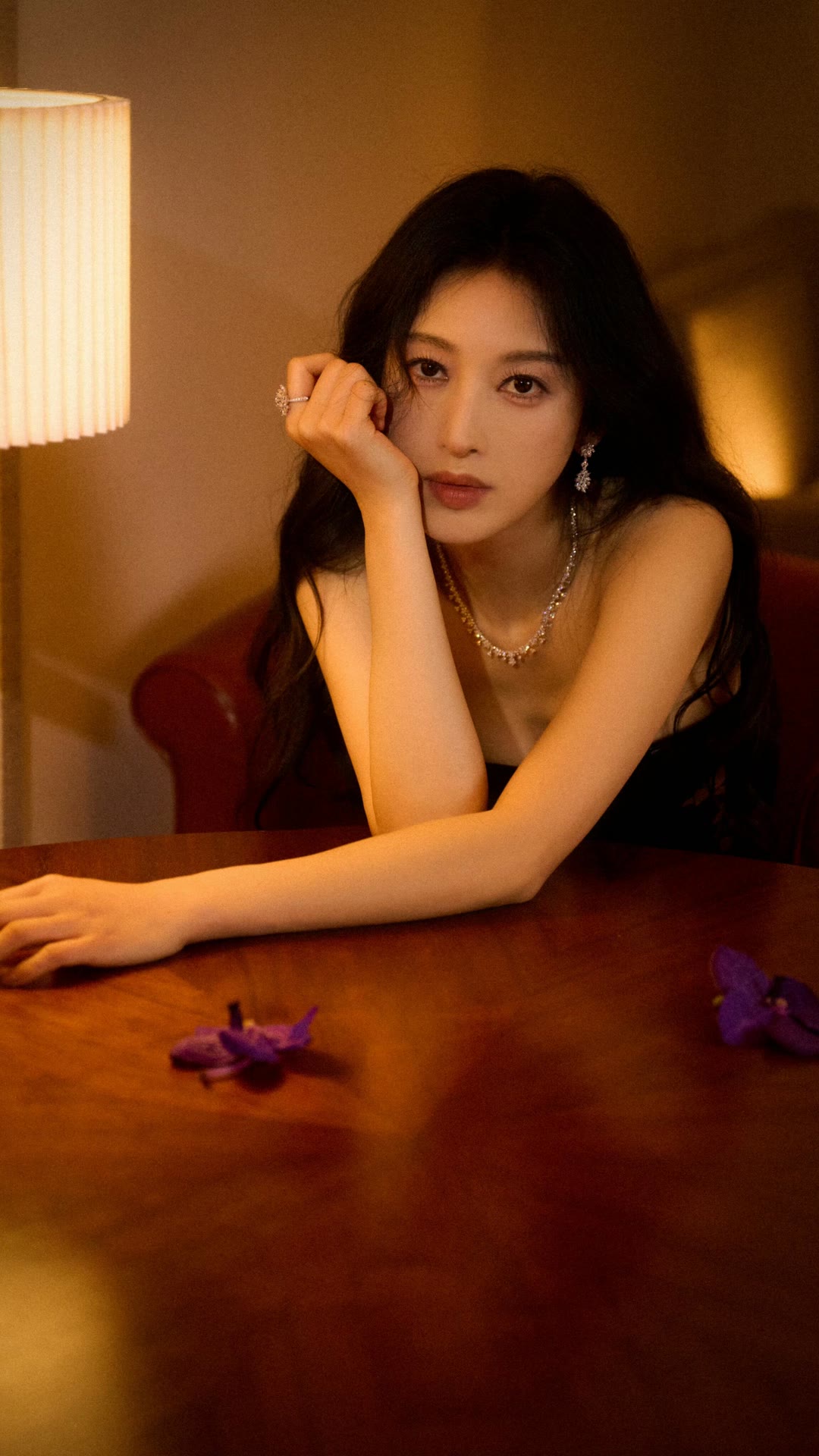 张俪海边美出圈!172cm长腿配马甲线,网友:这身材是吃了防腐剂