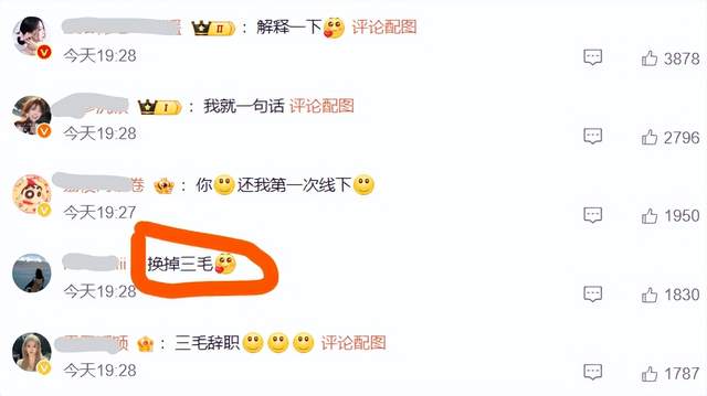 赵丽颖出席活动，抹胸长裙端庄又清丽，“床单造型状态差”引争议