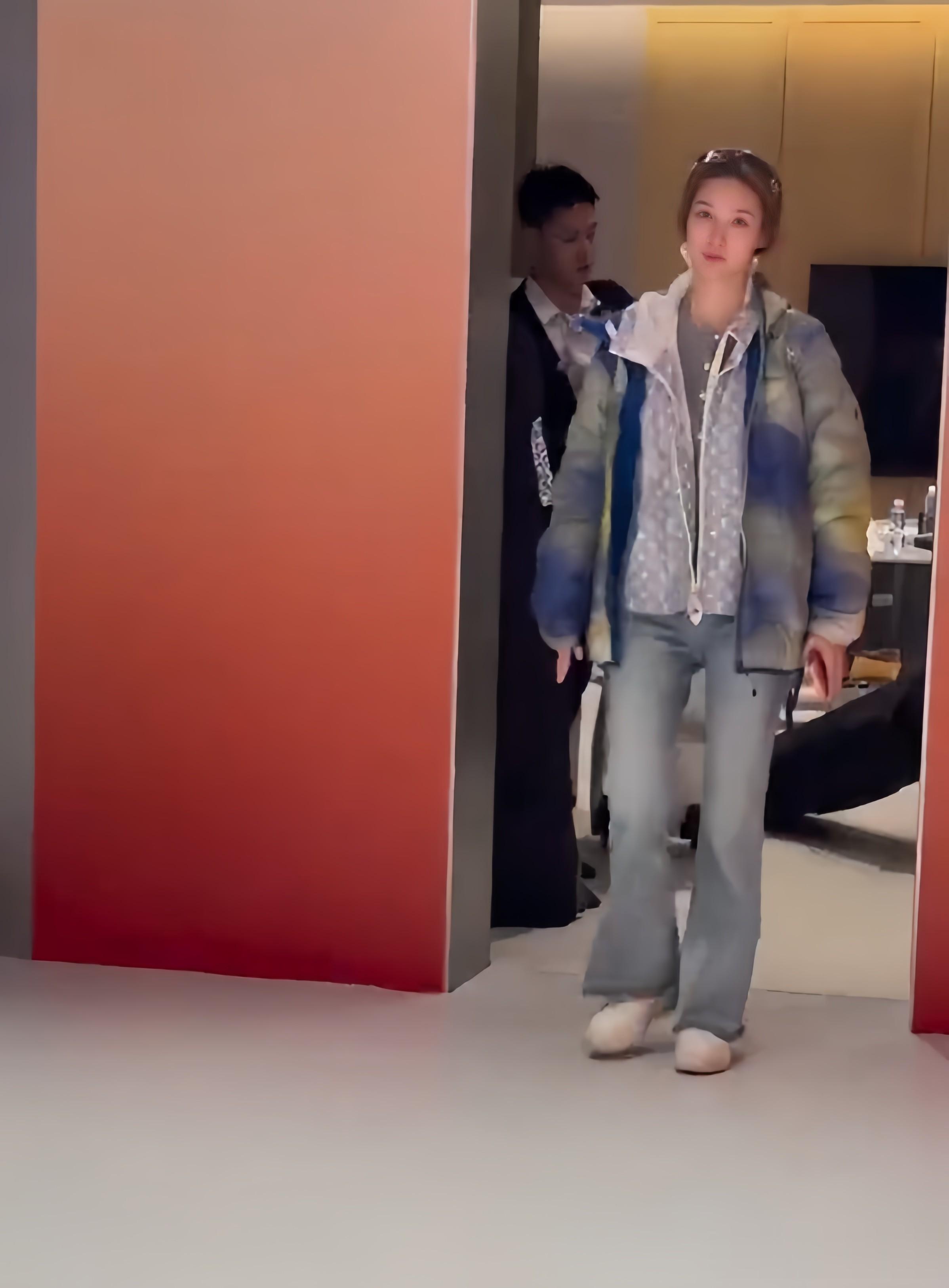 黄子韬徐艺洋滑雪结束，男方间隔十几米冷漠离开，女方无奈尴尬笑