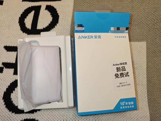 召回的安克充電寶發來了賠付新品：碩大的飛機圖案清晰醒目