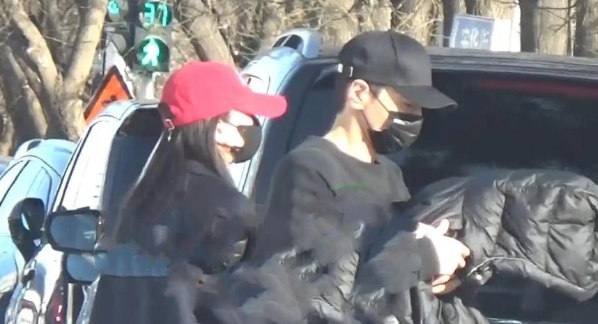 45岁高圆圆近照曝光，素颜状态下很年轻，与丈夫赵又廷接女儿放学