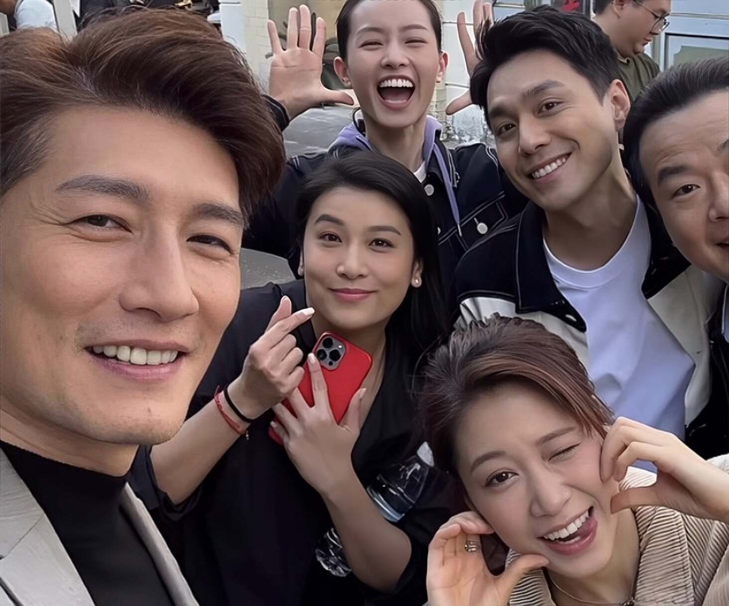 又走一个？TVB知名男星被曝离巢，突然晒大合照告别剧组