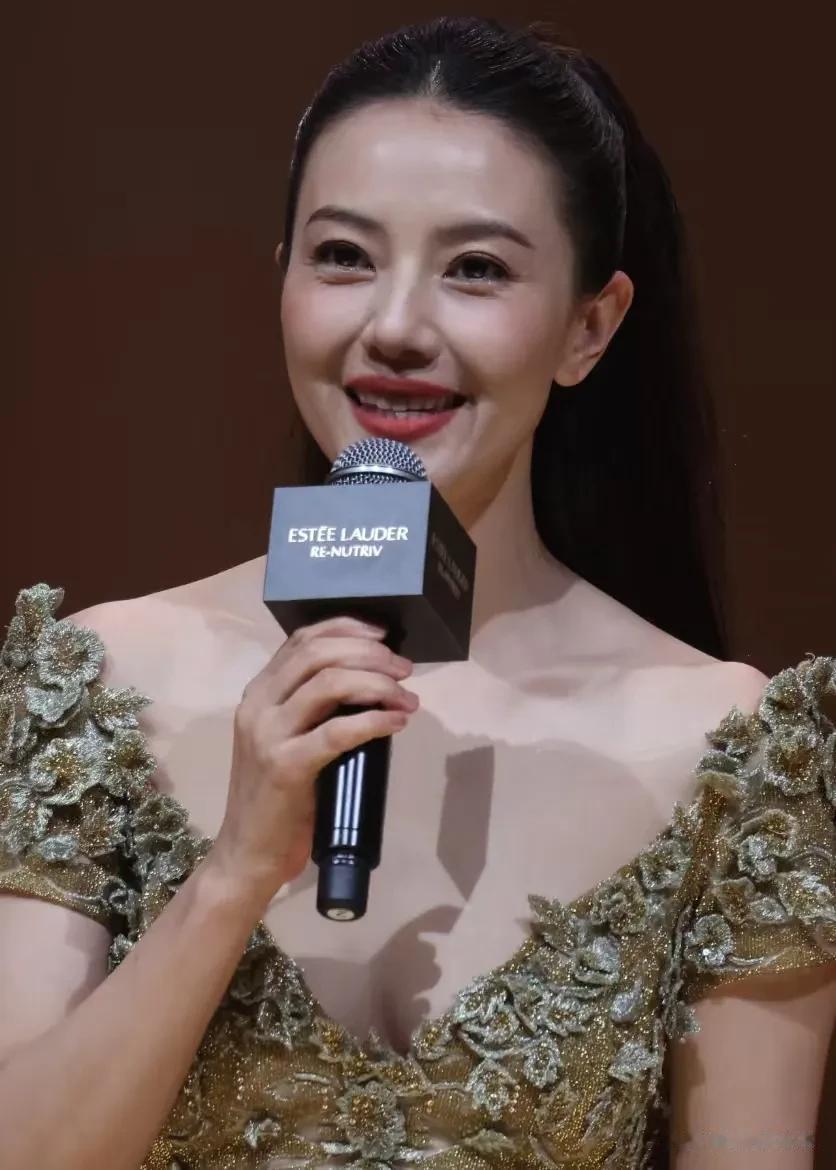 46岁高圆圆原相机生图曝光！面部松弛法令纹明显，自然老去获赞