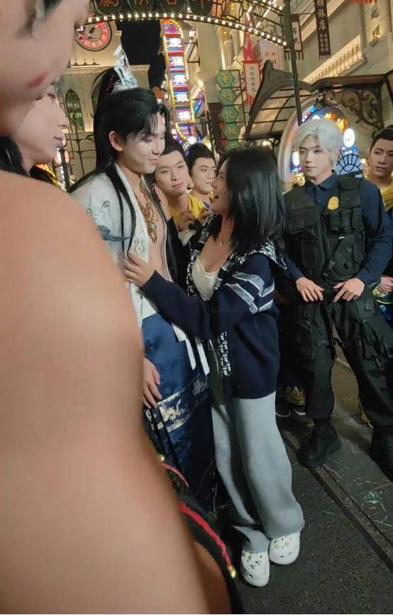 TVB星二代当父亲面，狂摸肌肉男