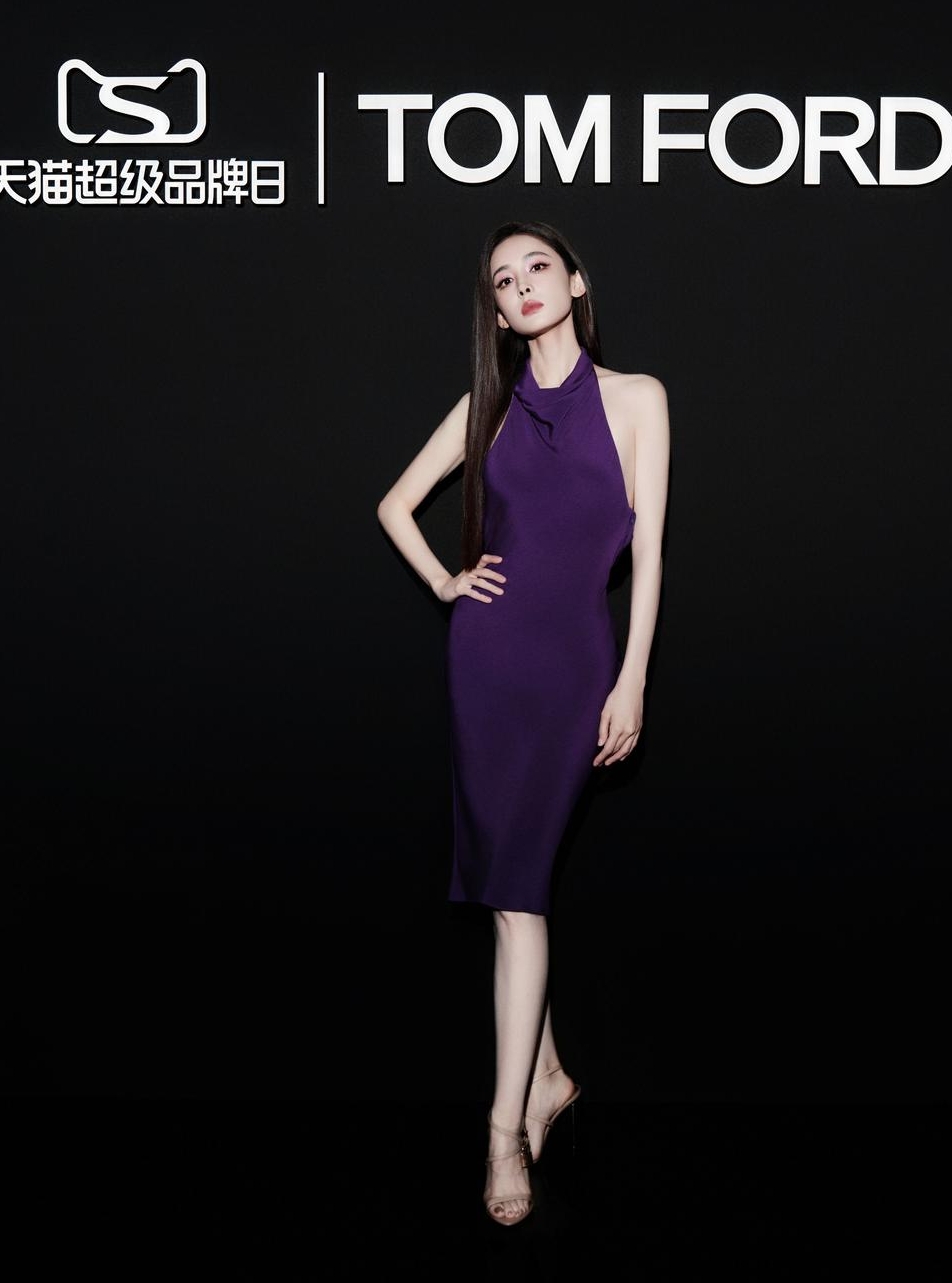 娜扎活动现场图,身着一袭魅力紫挂脖长裙,迷人优雅