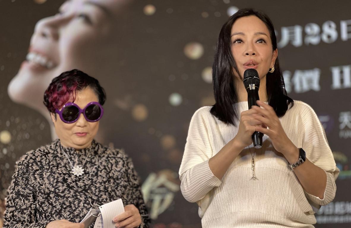 54岁陈松伶回香港又瘦了一圈，自曝已减14公斤，丈夫每天监督陪练