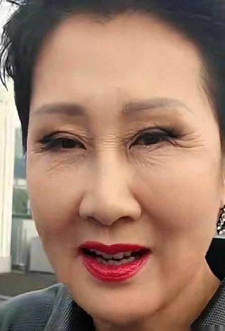 是凯丽，张凯丽。我的妈呀，这脸……怎么说呢，有点紧绷得过分了