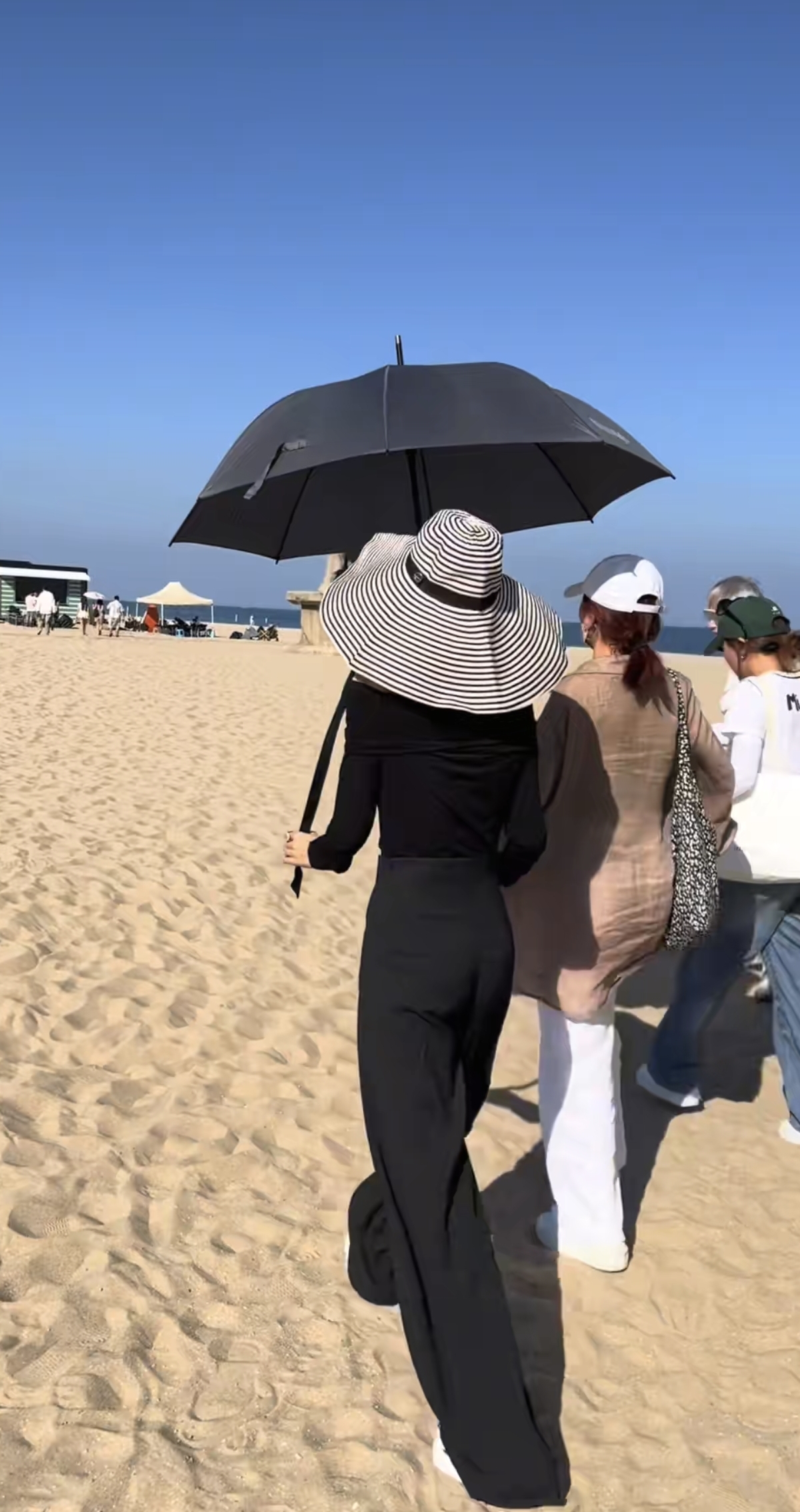 佟丽娅阿那亚被偶遇,真的好瘦好漂亮呀,网友:这么瘦也有双下巴