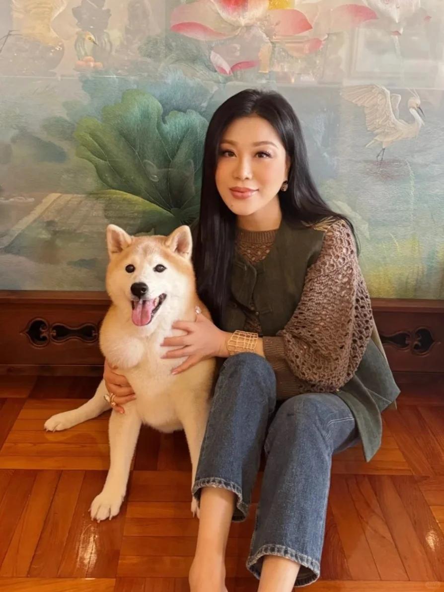 吕良伟70岁寿宴众星云集！向太憨笑比李湘还胖，甄子丹啤酒肚抢镜