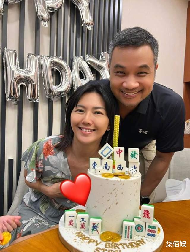 孙燕姿一家四口热天爬长城,13岁儿子冲在前面,手脚细长个头真高