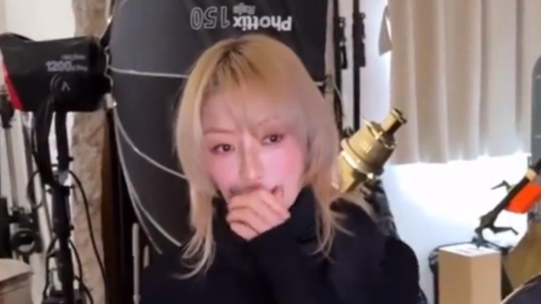 郑秀文晒工作花絮视频：黑衣金发好美，水蜜桃妆容让粉丝赞叹