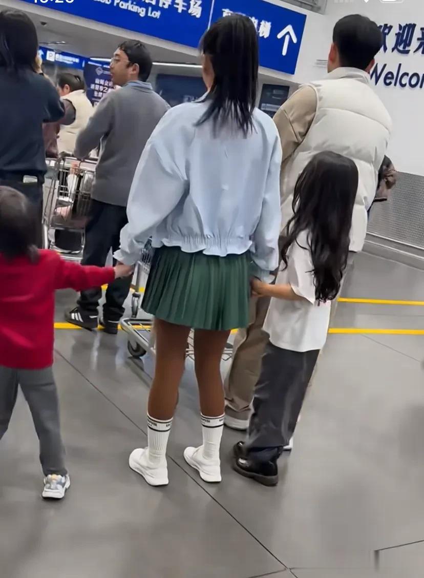 李嘉格带一对儿女和小男友逛山姆，穿搭让人看不懂，但状态很少女