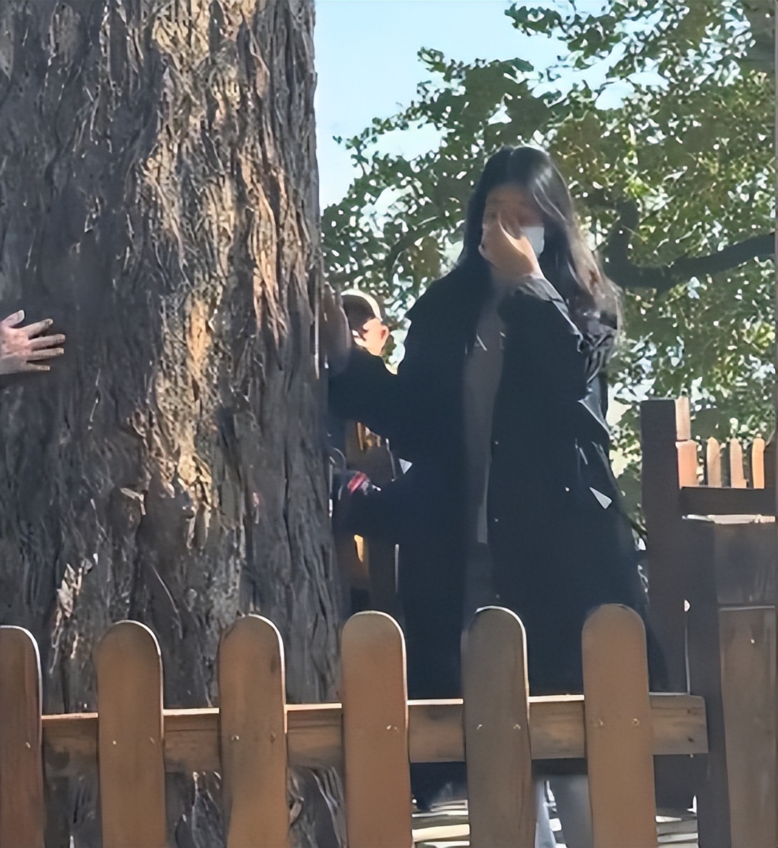 辛柏青现身大孤山还愿！老了瘦了脸依旧憔悴，笑着合影却尽显沧桑