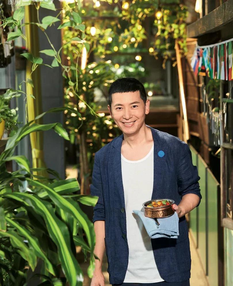 55岁戴军现身上海买手机，定居泰国享受悠闲人生，和她成了新邻居