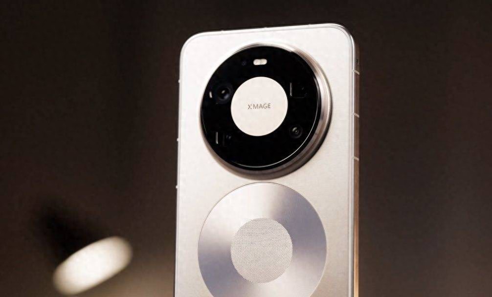 華為 Mate 旗艦新機上手：我們用 20 倍長焦微距，找到了一個小彩蛋