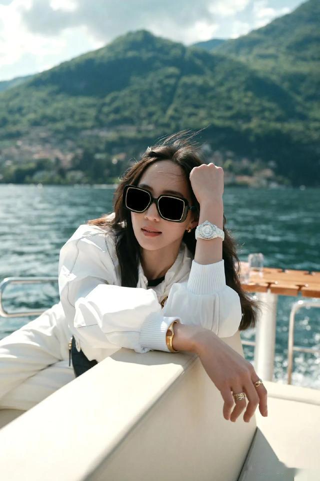 张钧甯晒游湖照，身穿白色套装惬意自在