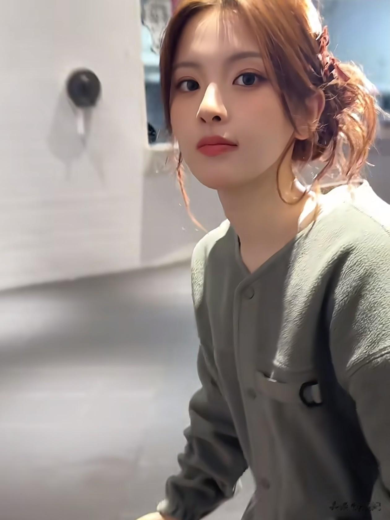 27岁杨超越最新穿搭：低盘发+印花短裙，尽显直角肩，少女感拉满