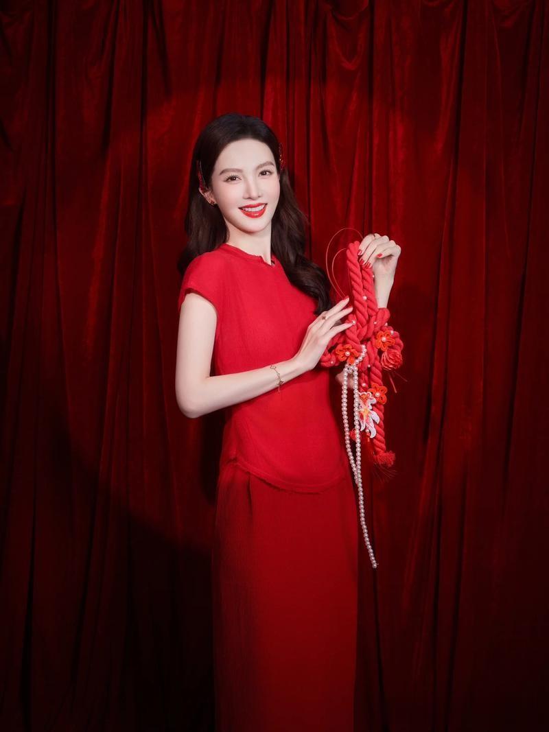 金晨，曲线曼妙温柔动人