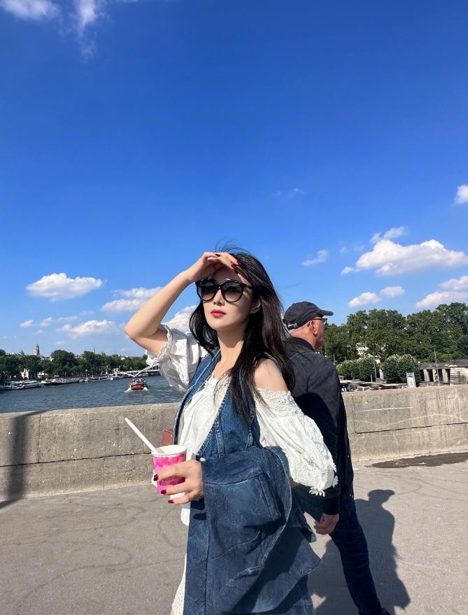 38岁张馨予太丰满了,穿衬衫都兜不住,我感慨军人老公果然会选人