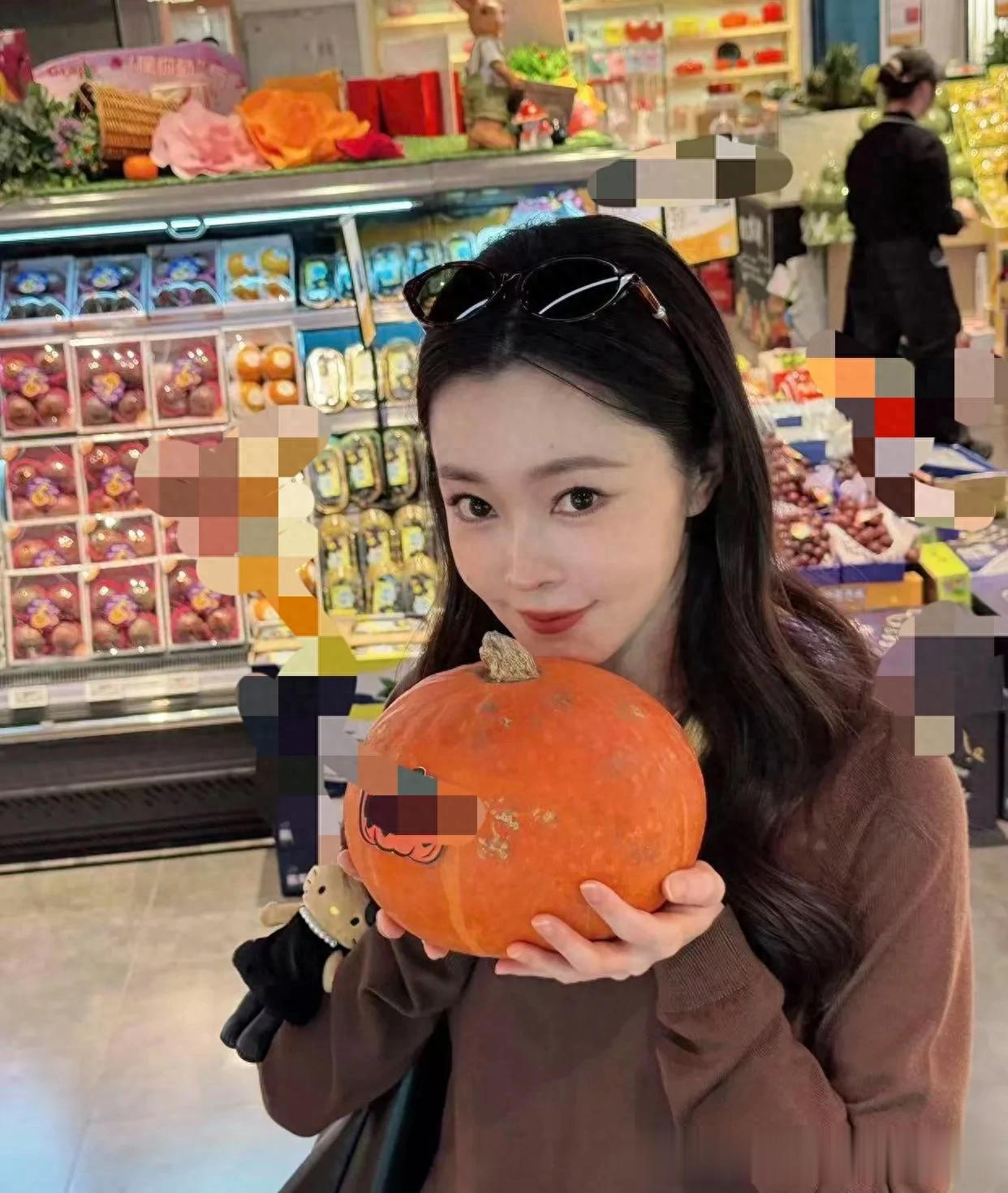 宋轶会穿是数一数二的！美拉德针织衫+波点裙+靴子，时髦又高级！