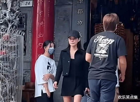 汪小菲带女儿爬山祈福,小玥儿体型越来越像妈妈,马筱梅动作亮了