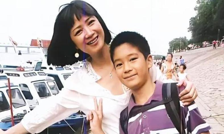 何晴父母都死于脑溢血，她也因脑瘤去世，临终前最担心儿子的健康