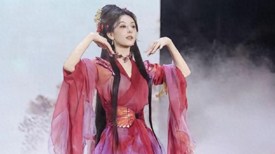 方媛太拼了！刚出月子就出来商演