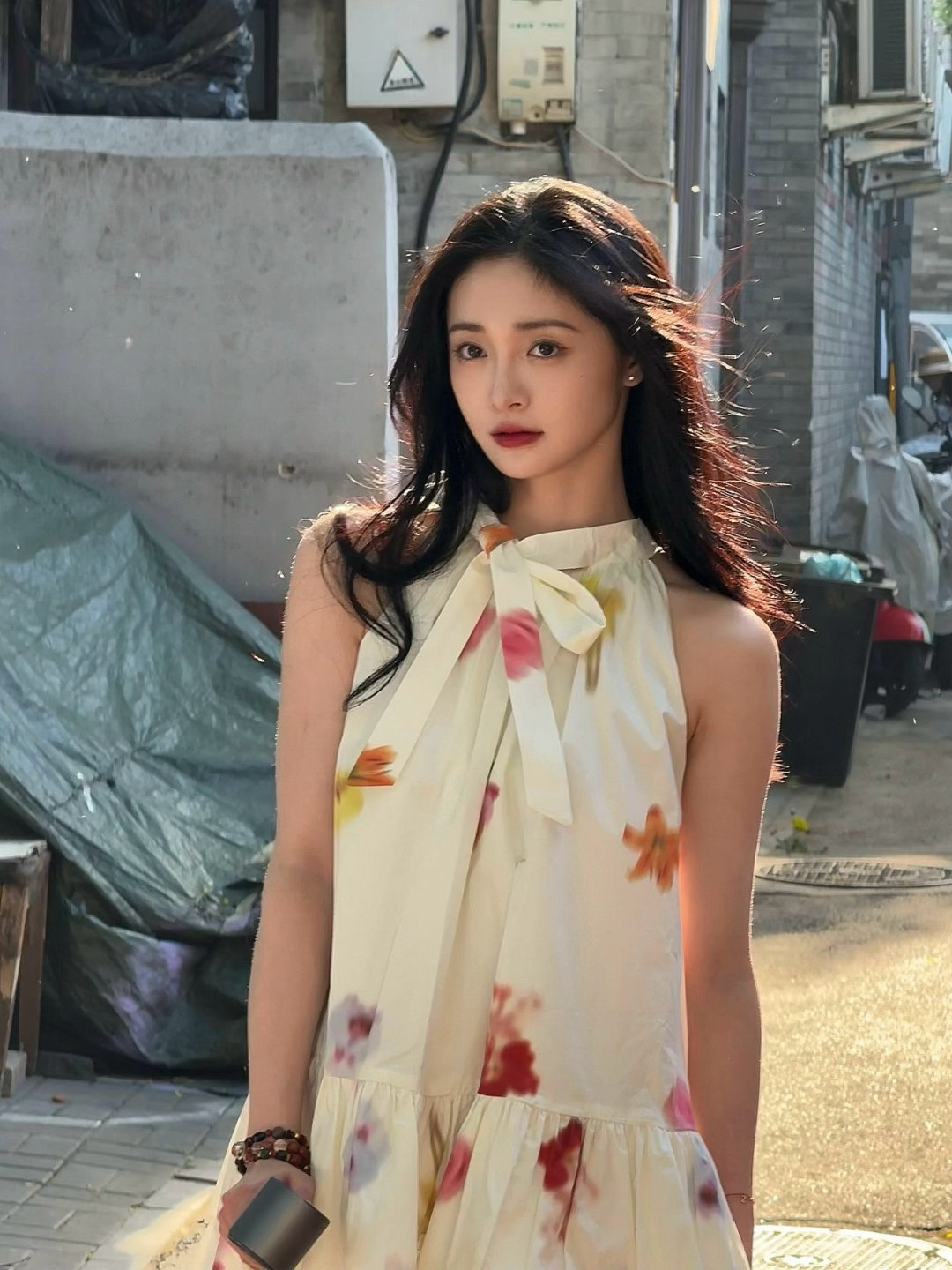 周洁琼碎花挂颈连衣裙