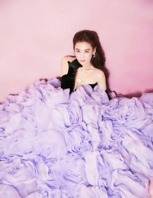 黄圣依离婚后商演接到手软，肤白貌美嫩，舞台上宛如迪士尼公主