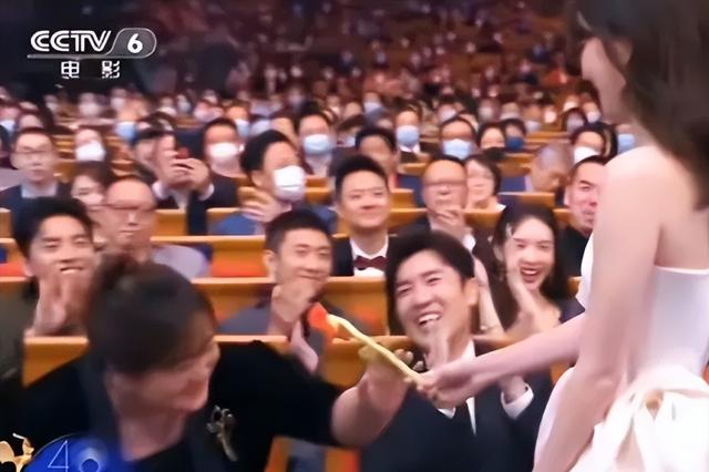 昔日姐妹花成“陌路”？张小斐首映哭红眼，贾玲“不务正业”