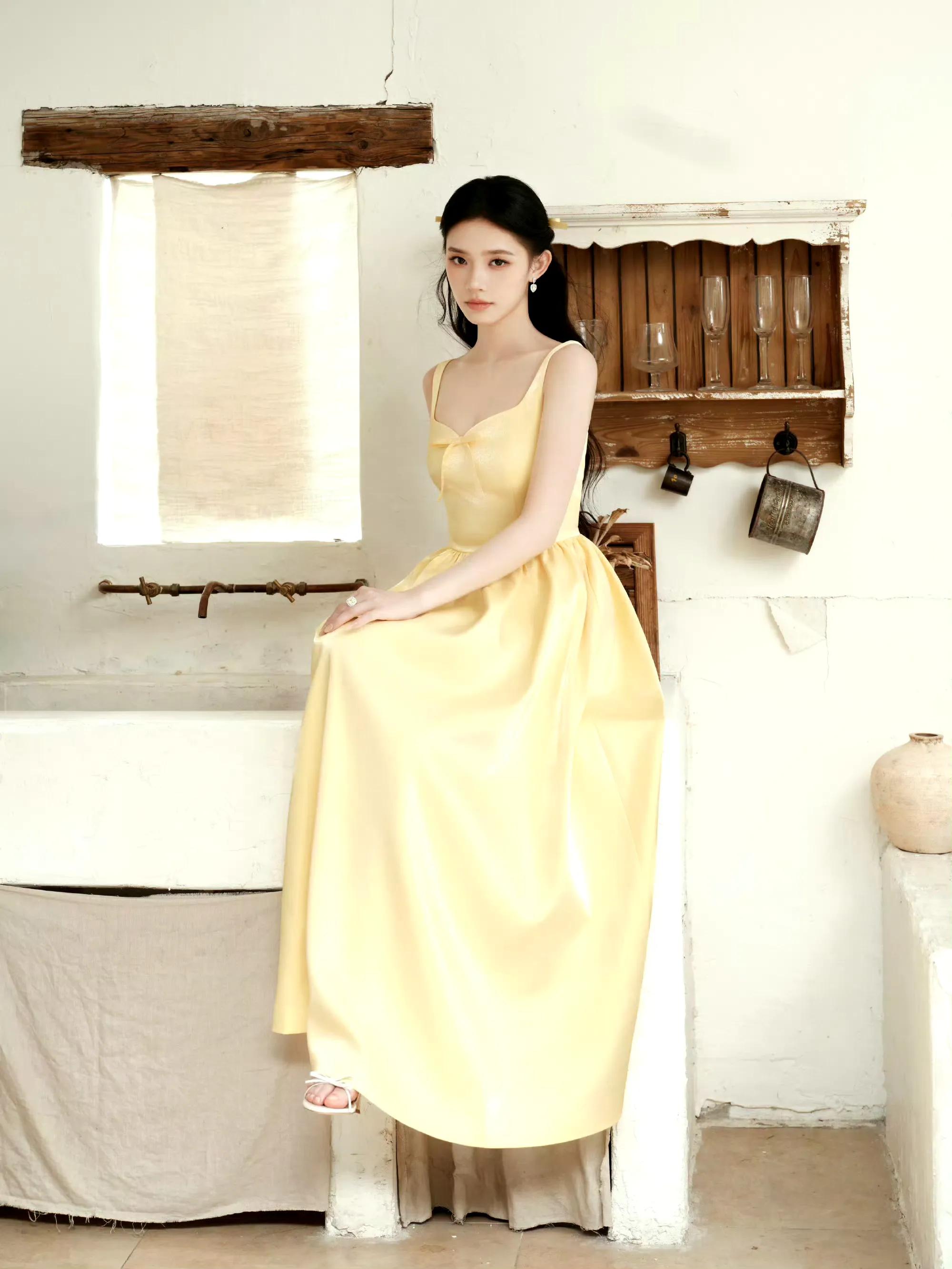 林允现身某活动，穿黄色长裙本人好漂亮，白到发光的存在状态超好