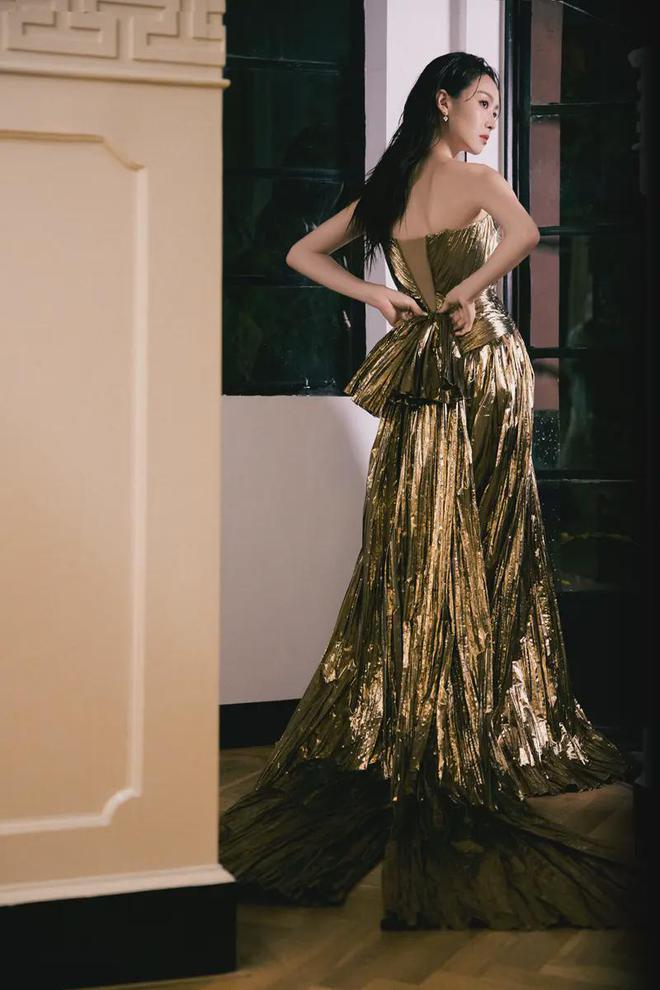 38岁宋茜鎏金开衩裙刷屏!生图惊现小肚腩网友却狂赞:真实得可怕