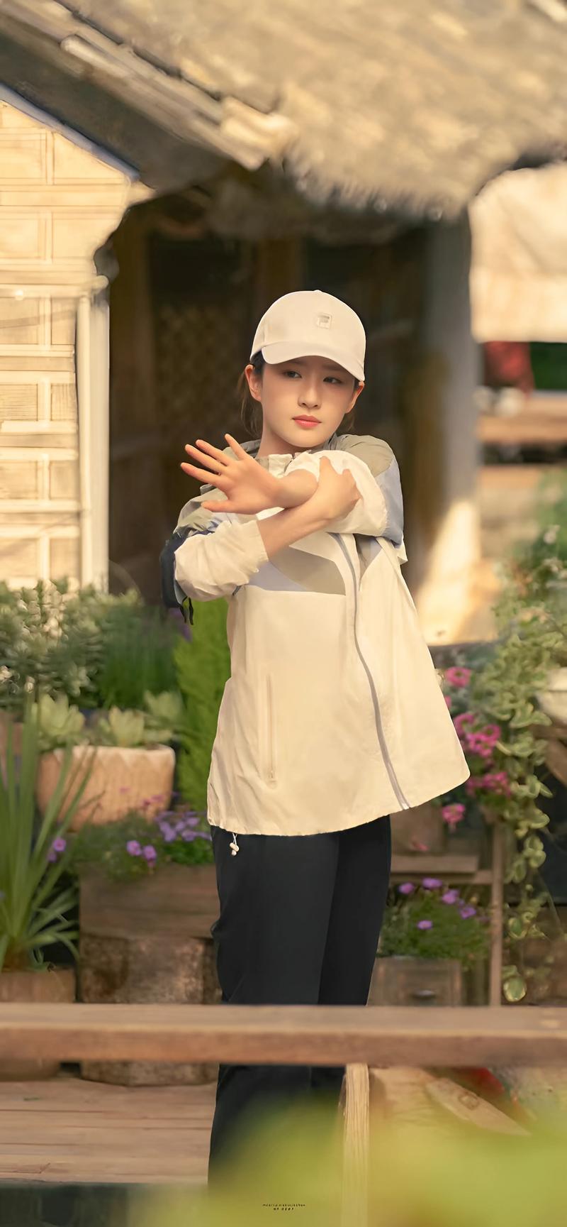 刘亦菲逛阿联酋博物馆！素颜脸色蜡黄头发凌乱，虎背熊腰小腿外翻