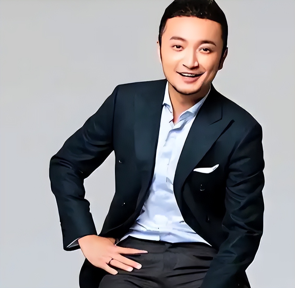 出轨、被央视除名？42岁尼格买提高调官宣喜讯，彻底打脸撒贝宁