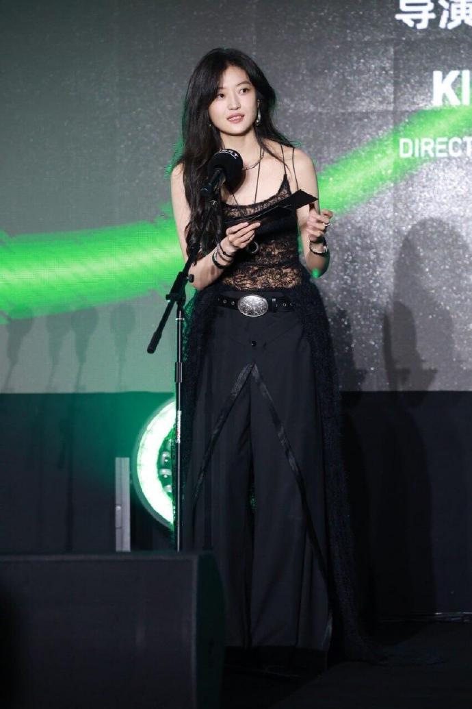 孙千生图！蕾丝裙配自信笑容，这就是时尚教科书。