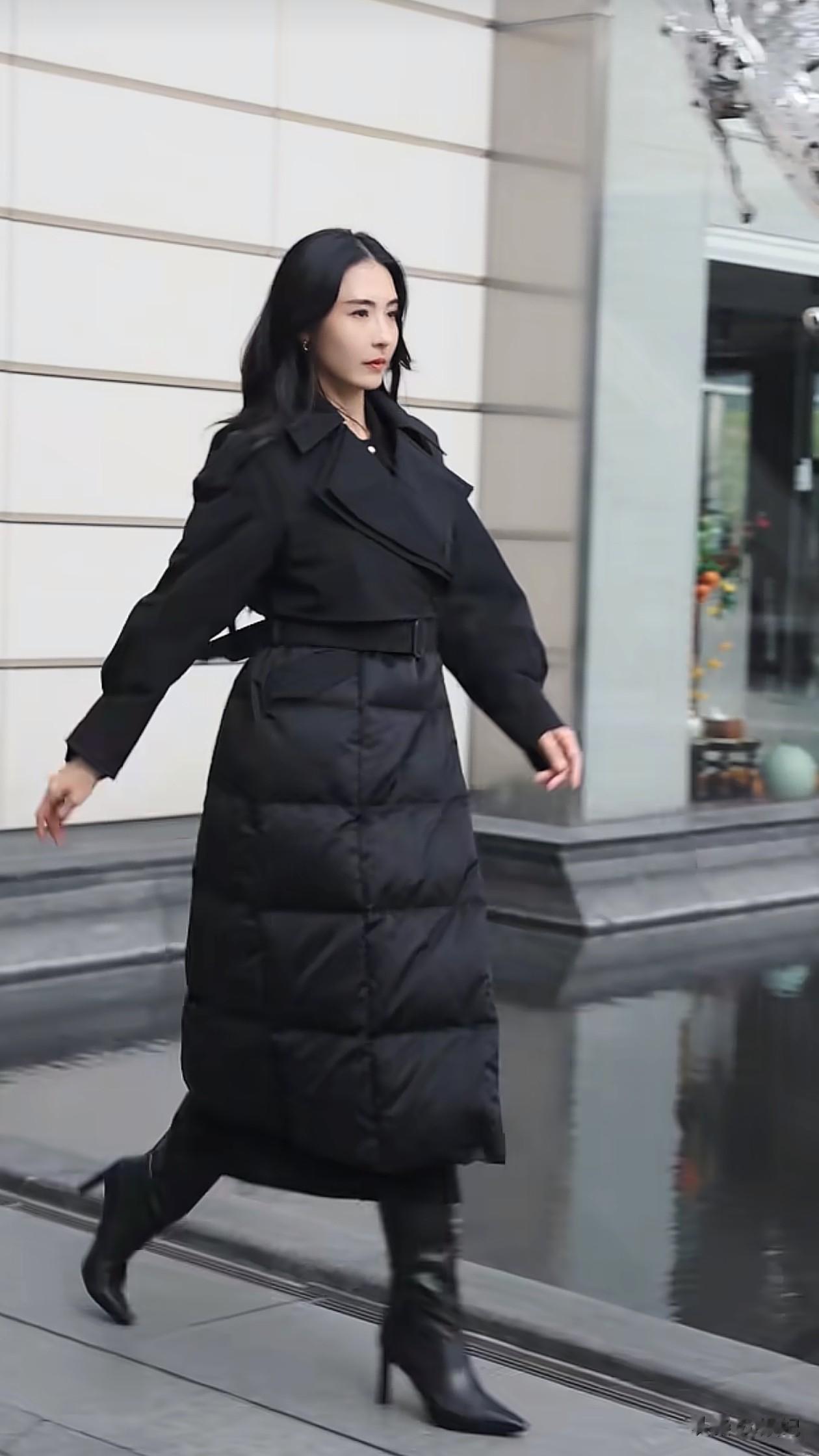 45岁张柏芝初冬穿搭：微卷发+羽绒服+长筒靴，时髦又高级，像30岁