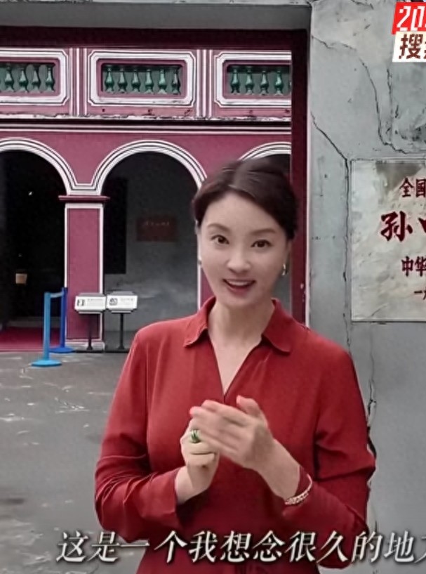 刘芳菲探访孙中山故居，一袭红色长袖连衣裙，端庄貌美知性又优雅