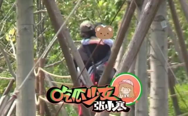 赵丽颖陪娃出游曝光，想想骑在司机脖子上相处很和谐，画面温馨