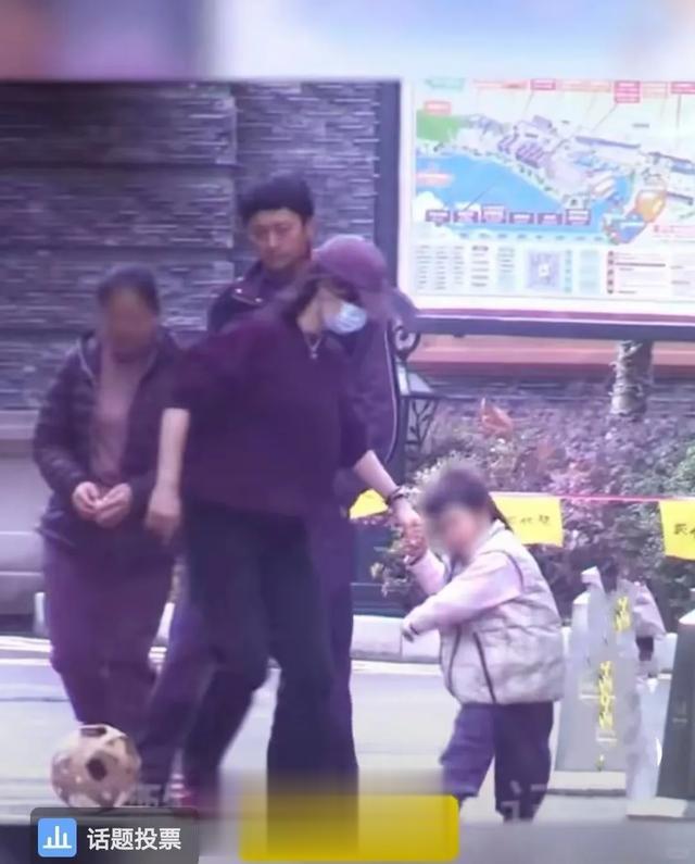 41岁白百何二胎儿子首曝光，母子俩在河沟捞鱼吃烧烤，穿搭很在线