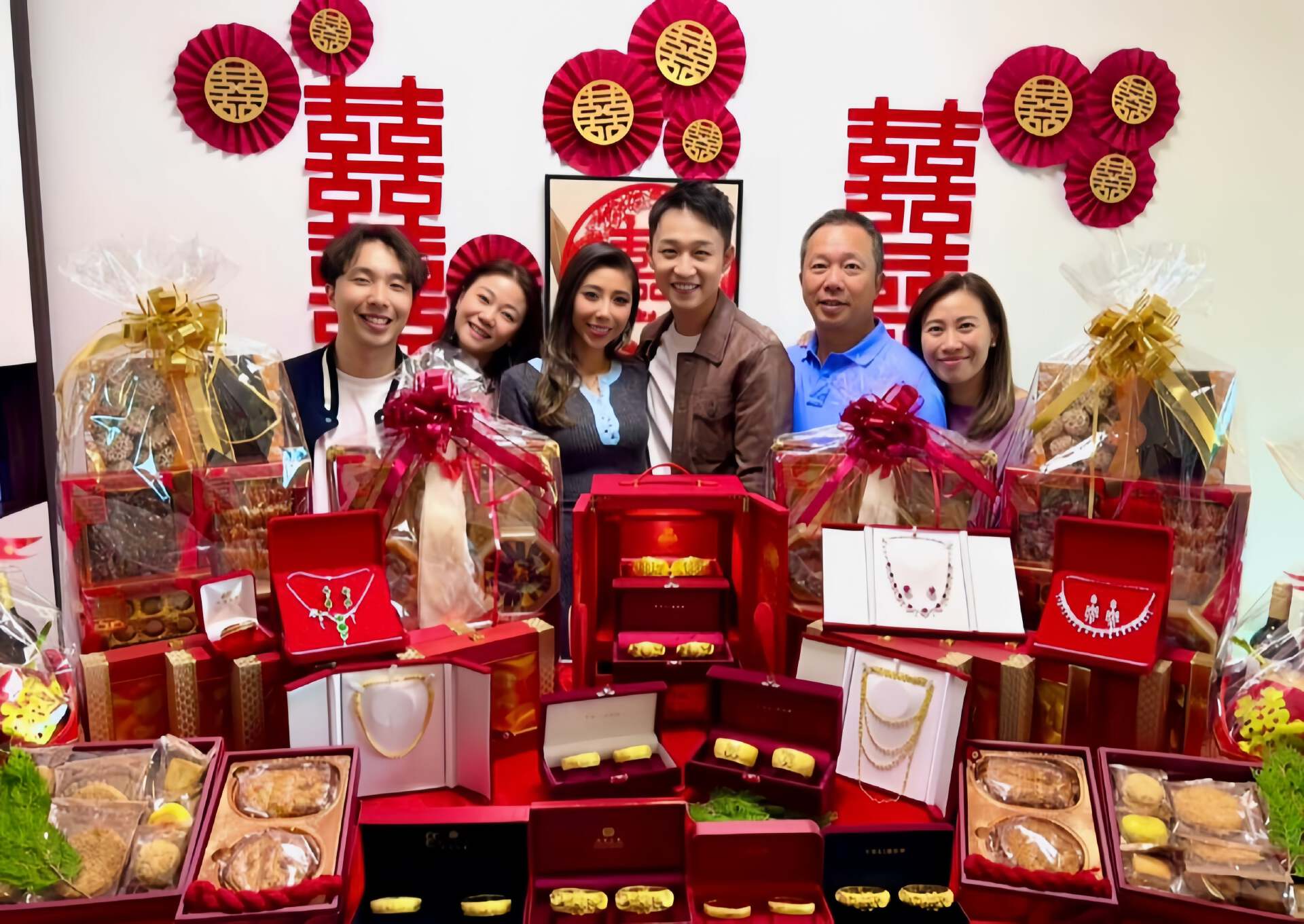 恭喜！TVB知名男星迎娶富婆女友做上门女婿，网友：少奋斗好多年