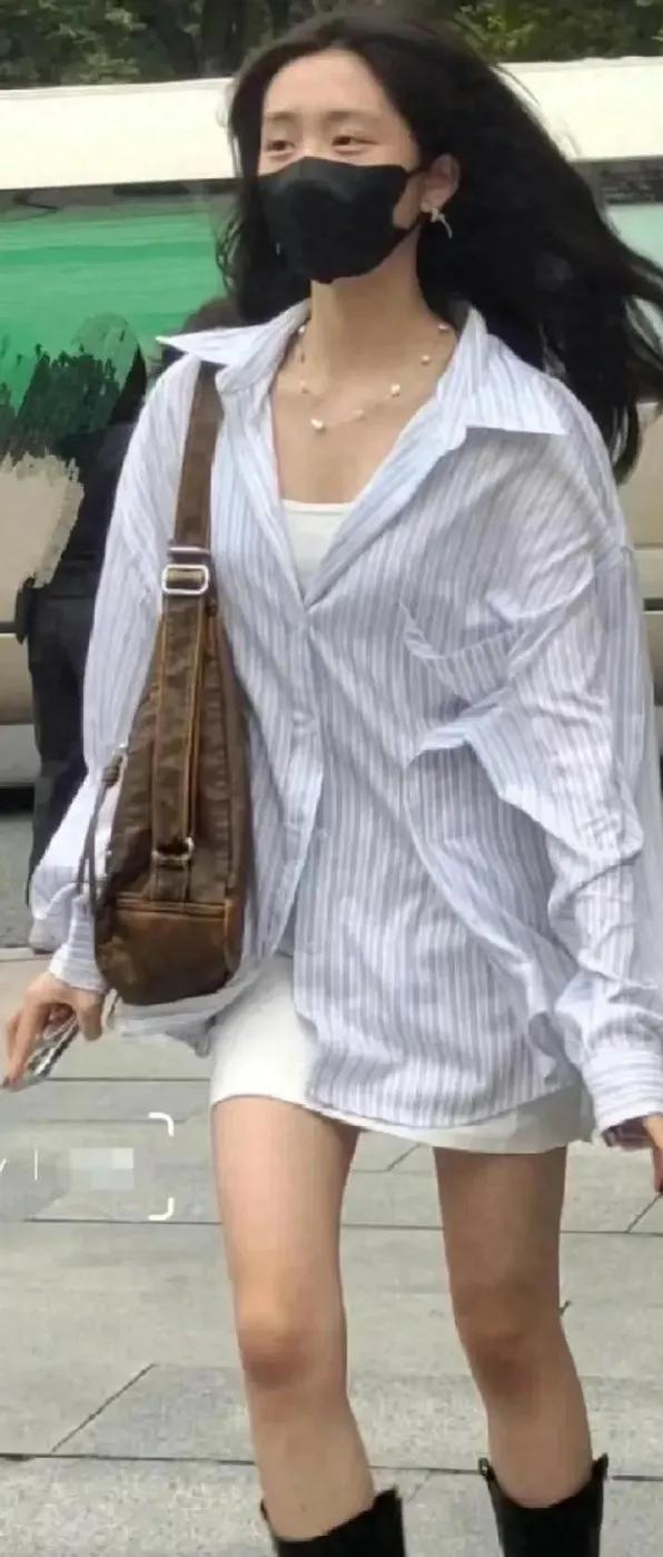 黄多多穿着紧身连衣裙,好像孙莉有气质,19成熟又不乏少女灵动