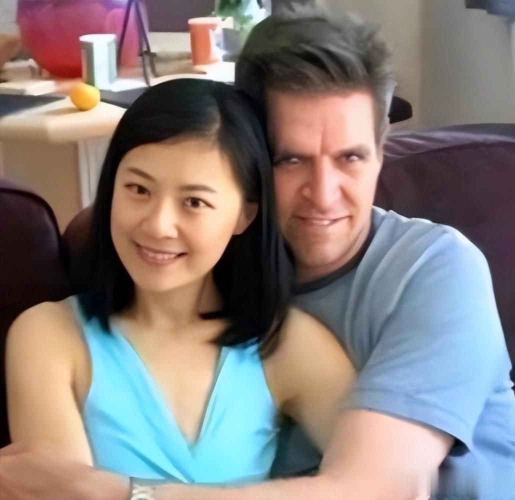 曾是央视知名主持，却远嫁英国富豪，如今独自带俩娃生活奢华潇洒