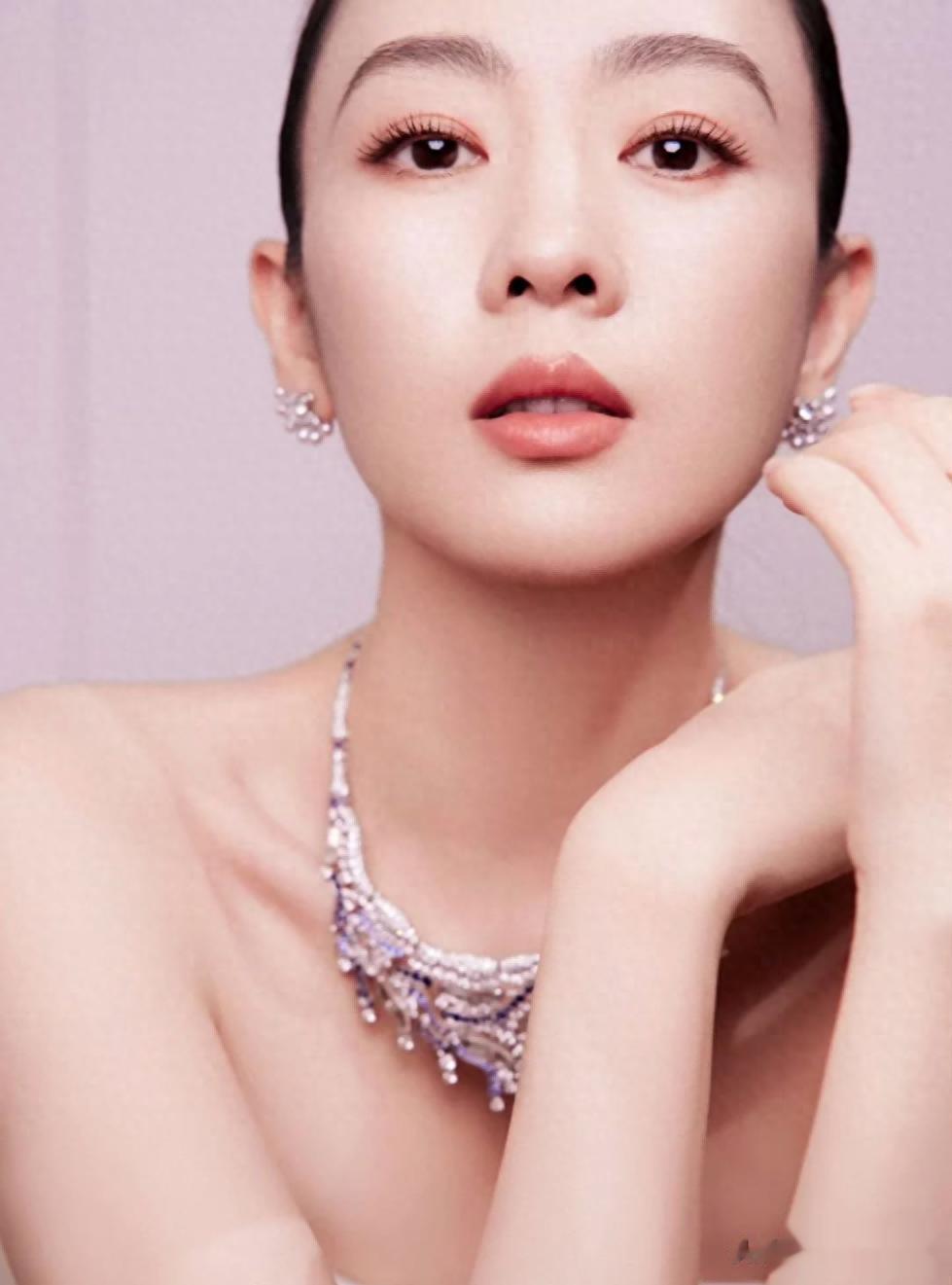 伯爵珠宝展，童谣坐李冰冰旁没气质还尬笑，俩人差十二岁像同龄人