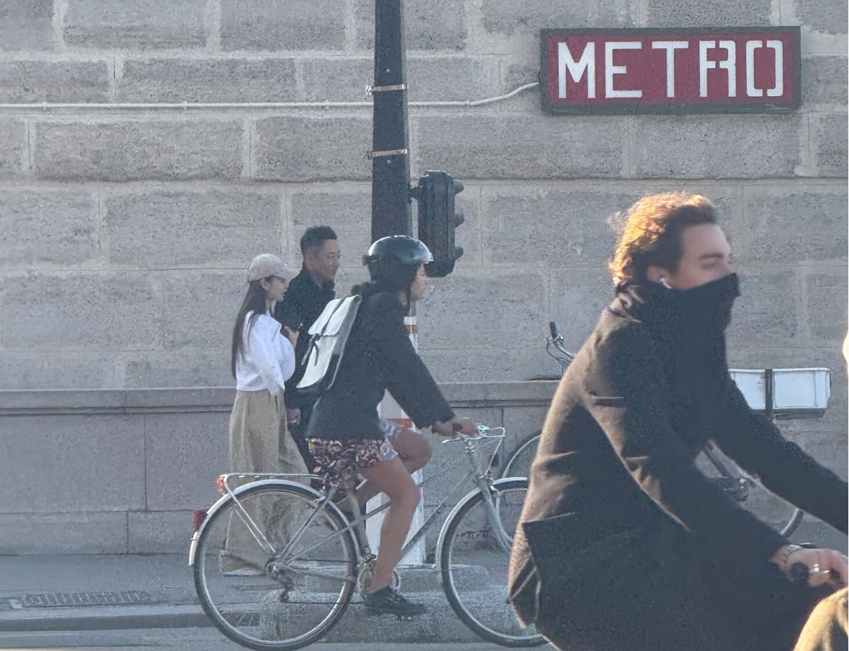 汪小菲夫妻现身巴黎街头，汪小菲把外套给马筱梅穿，自己冻的发抖