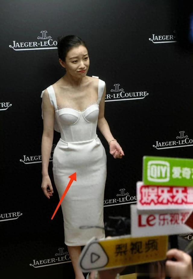 倪妮穿礼服小肚子明显！连90斤倪妮都有，普通人还在焦虑什么？