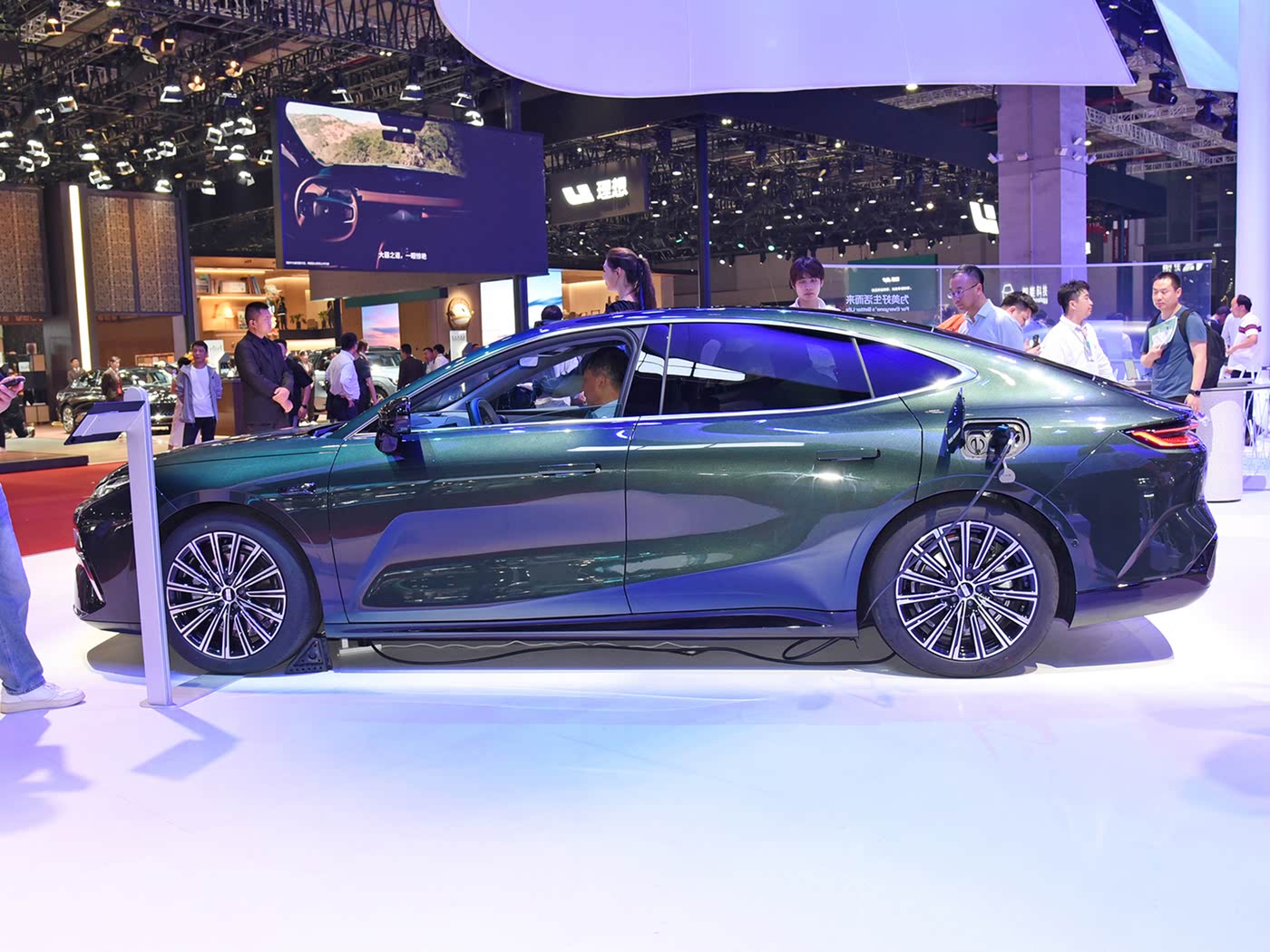 插混版“汉”上海车展亮相!预售不足14万,车长超5米配行政座椅